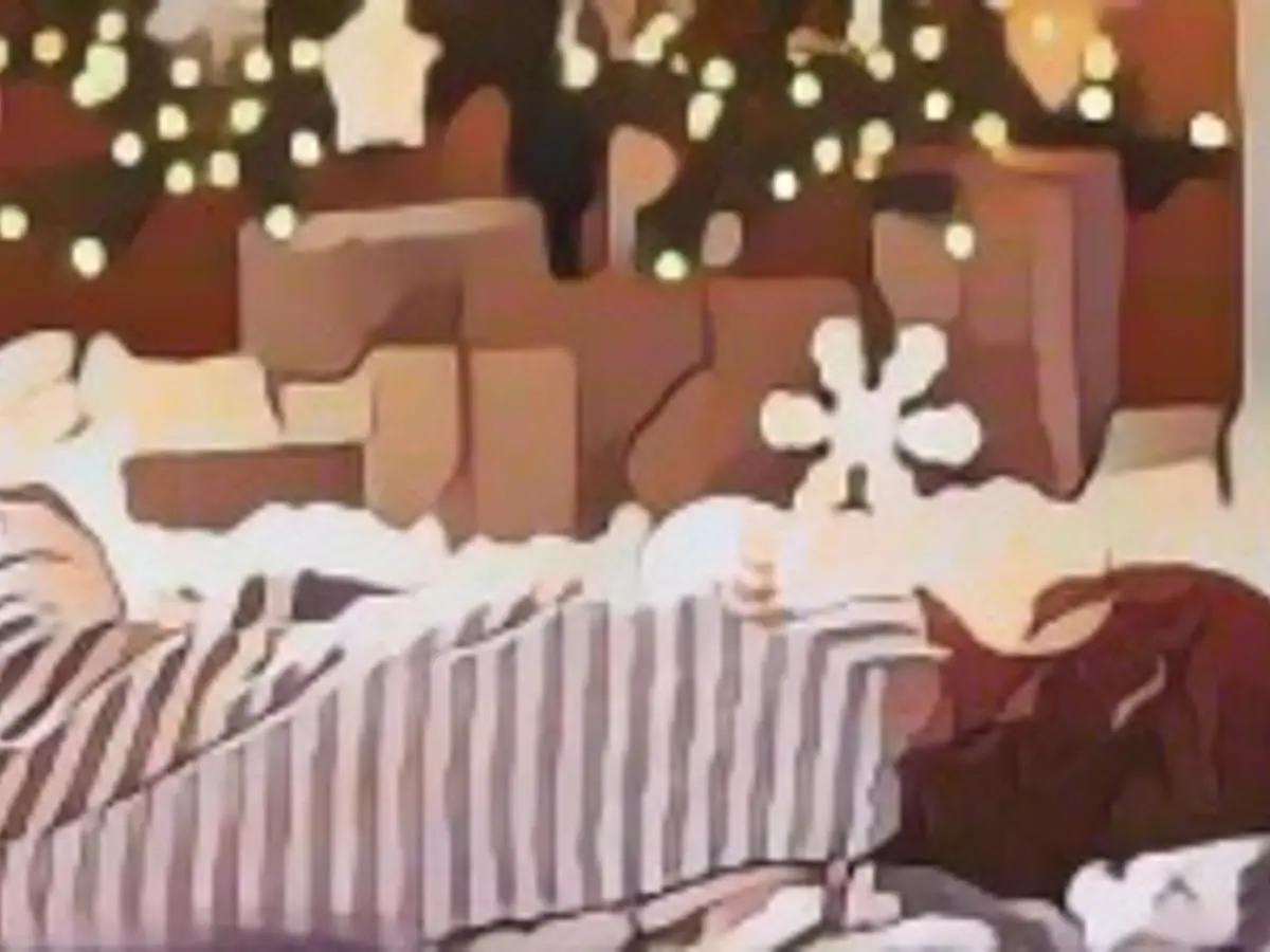 Bebelușul care doarme pe podea lângă pomul de Crăciun așteptând Moș Crăciun și cadourile.