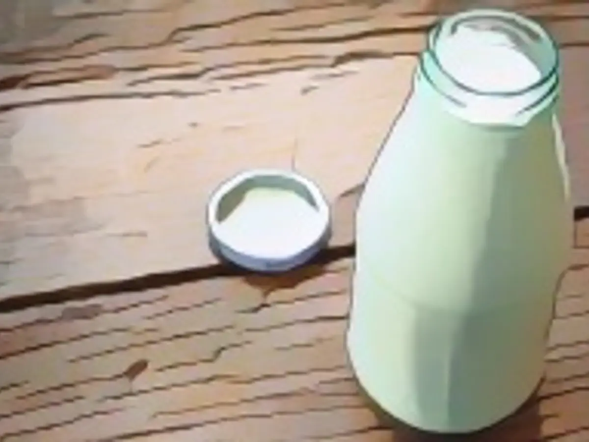 Lapte proaspăt pe sticla de pahare, produse lactate Concept de mic dejun pe masa de lemn, stil rustic țară.