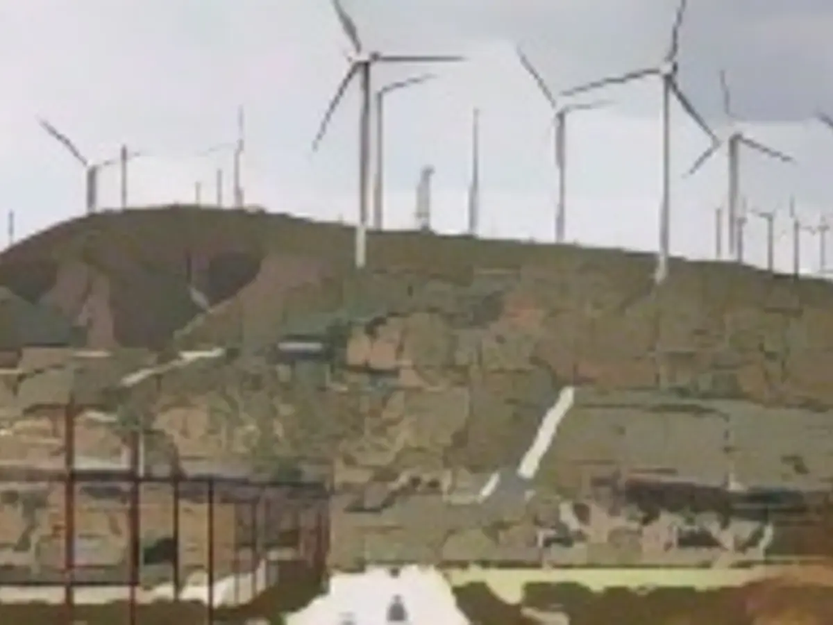 Ветряные турбины вблизи Уайтуотера, штат Калифорния, в феврале 2023 года. Миру необходимо быстро сократить выбросы тепла в атмосферу, но климатическая политика стала очагом культурных войн.
