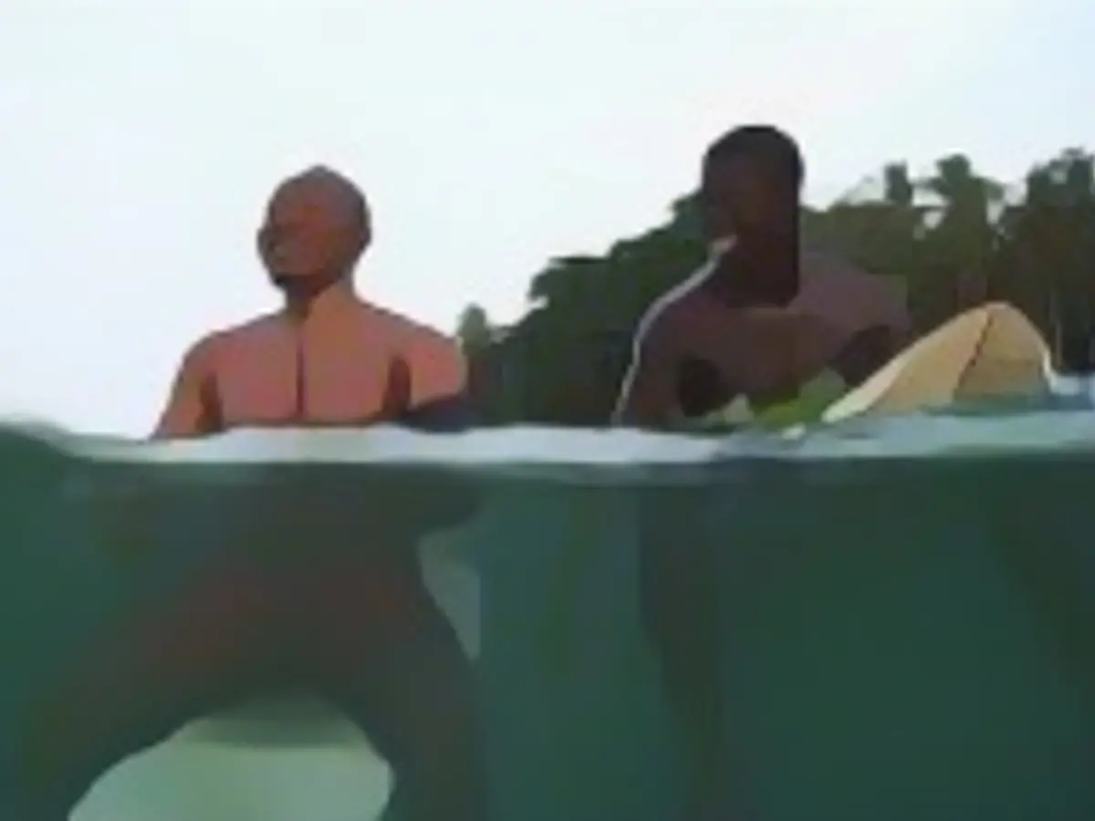 Филипп Банини и Массалли Комни шутят в водах у побережья Робертспорта, Либерия. Этот приморский поселок стал популярен среди серферов, превратившись в международное туристическое направление.