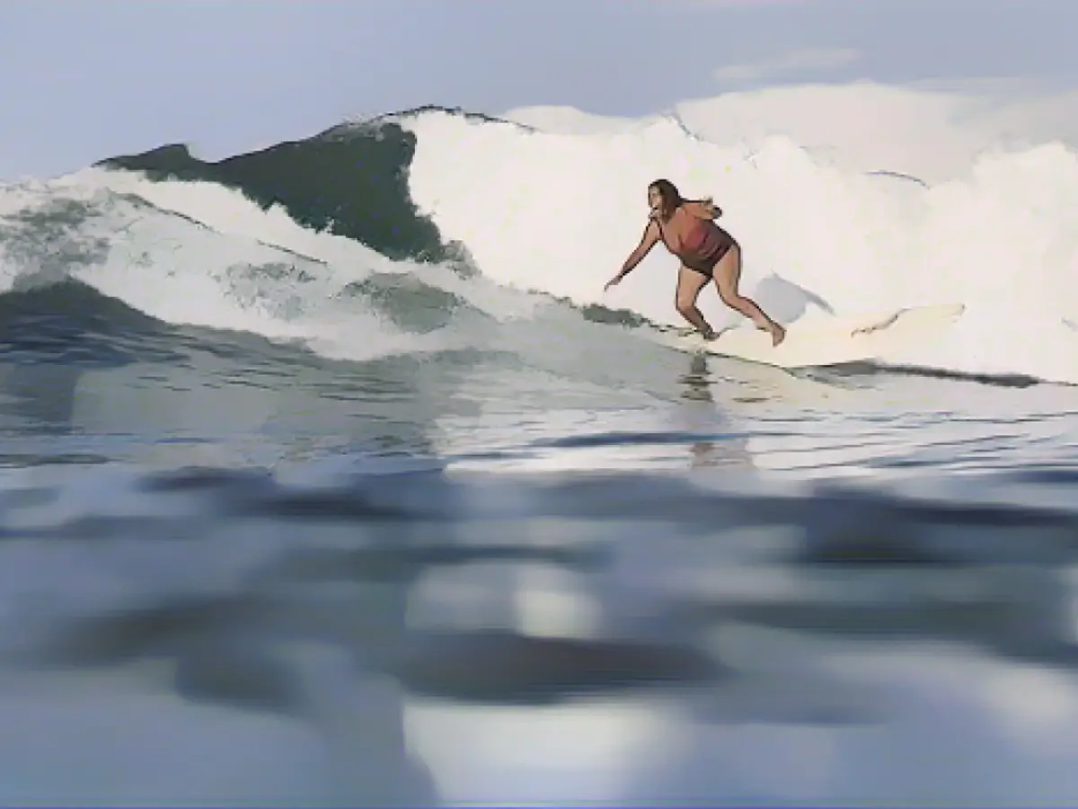 Mara Machuca predă surfing în Mexic, după ce s-a apucat de acest sport mai târziu în viață.