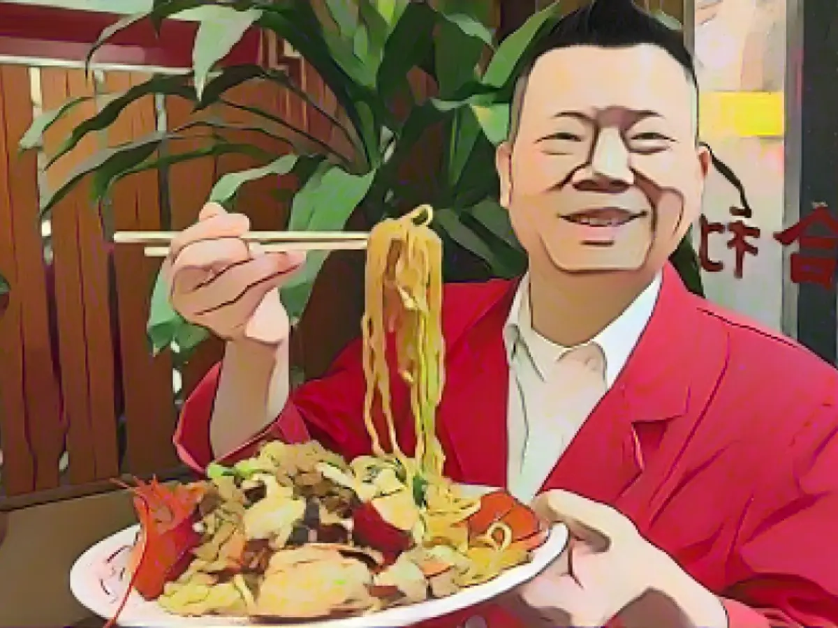 Los fideos de la longevidad del restaurante neoyorquino Hop Lee llevan yi mein y langostas, que se saltean con alubias negras saladas fermentadas, huevos, carne picada, jengibre y cebolletas. 