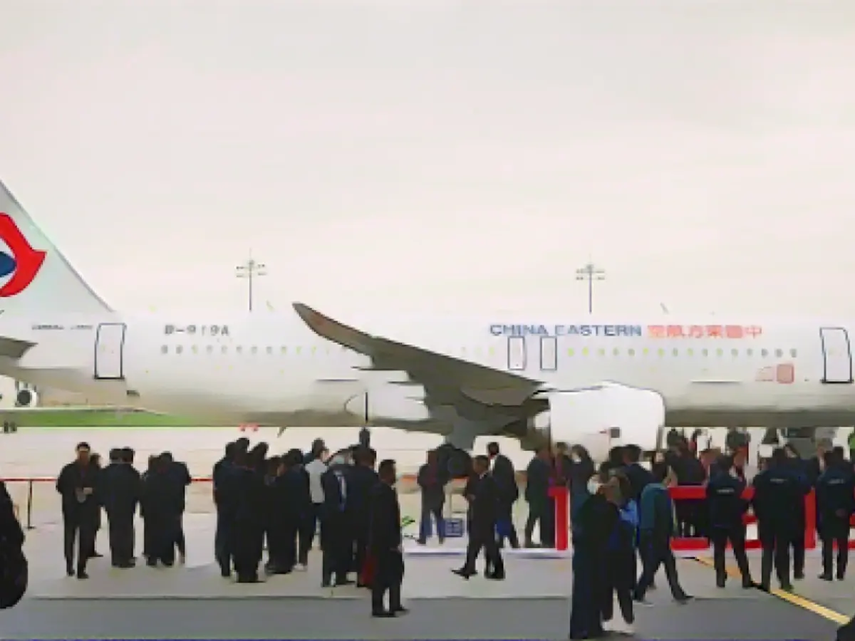 Yeni bir COMAC C919, China Eastern Airlines'a teslim ediliyor.