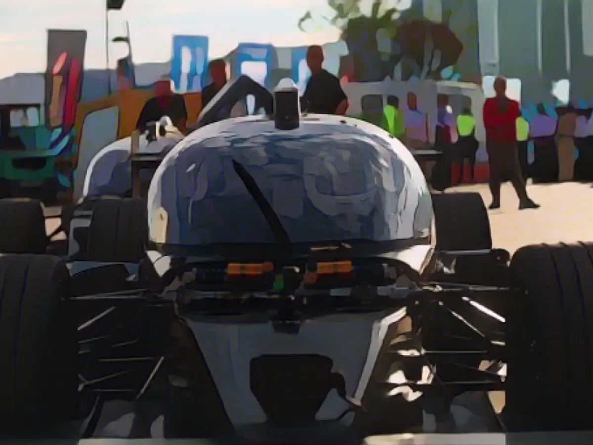 Создатели Devbot, компания Roborace, использовали шасси от LMP3 Ginetta - автомобиля, который используется гонщиками в чемпионате мира по гонкам на выносливость FIA.