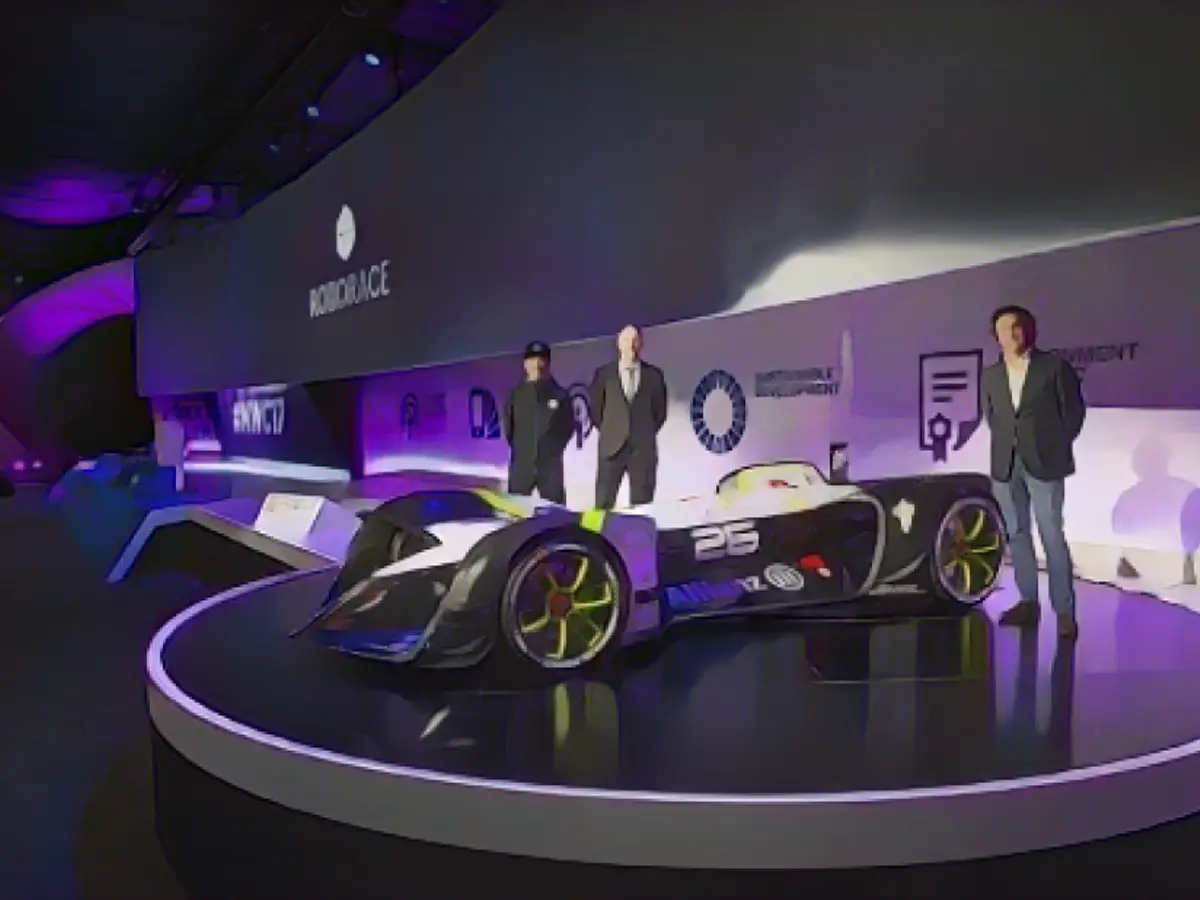 Автомобиль был представлен на Всемирном мобильном конгрессе в Барселоне. На презентации автомобиля присутствовали Денис Свердлов, генеральный директор Roborace (слева), CDO Даниэль Саймон (в центре) и генеральный директор Formula E Алехандро Агаг (справа).