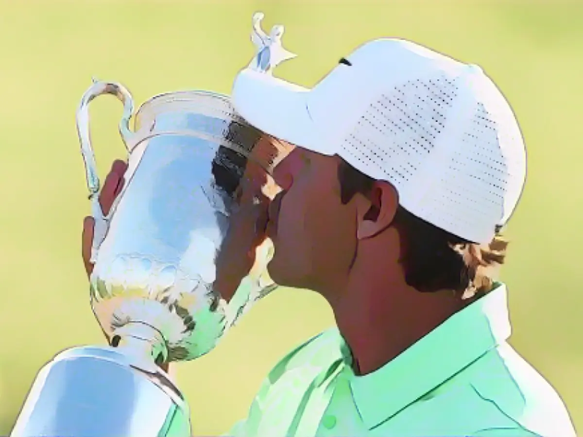 Брукс Кёпка взял в руки трофей US Open, одержав победу на турнире Erin Hills в Хартфорде, штат Висконсин.