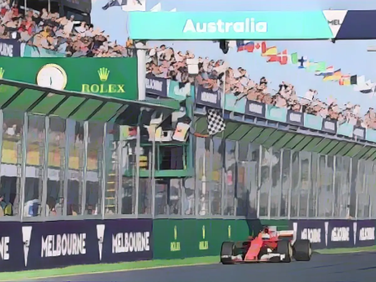 O alemão recebeu a bandeira axadrezada na abertura da época em Melbourne, deixando Hamilton e o novo colega de equipa do britânico na Mercedes - Valtteri Bottas - atrás de si.