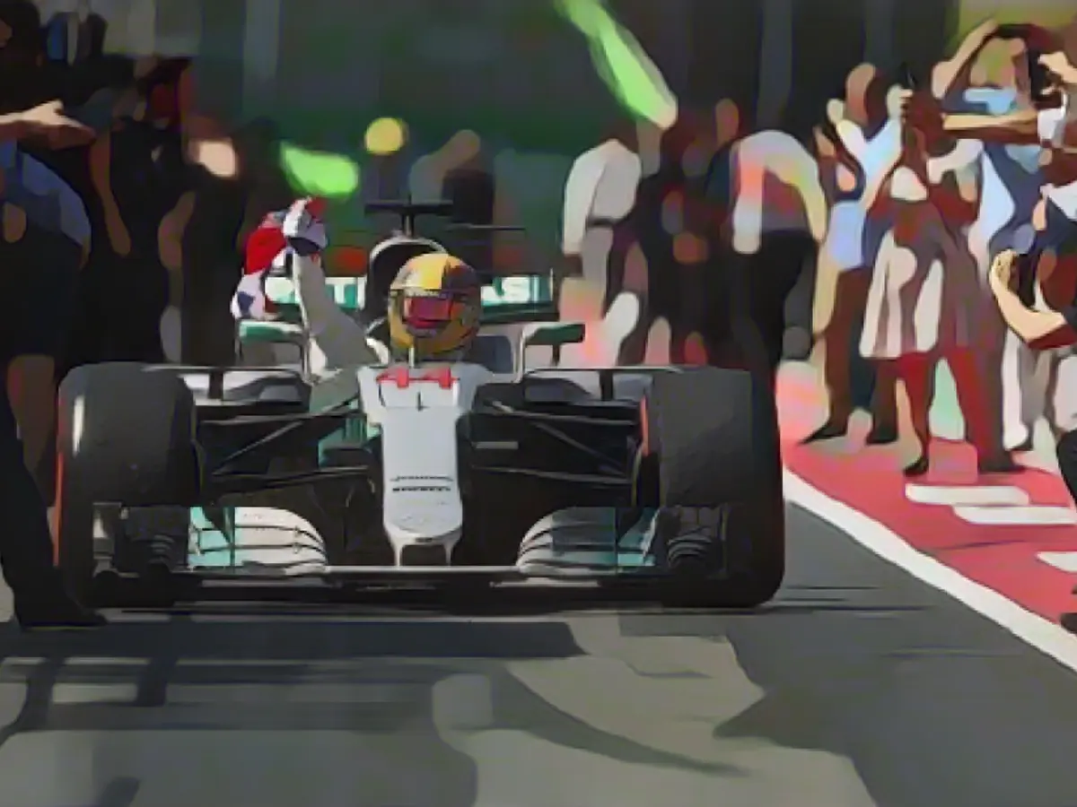 Après une performance décevante à Monaco, Hamilton a donné une leçon de conduite à Montréal. En qualifications, il a décroché la 65e pole position de sa carrière, égalant ainsi la marque d'Ayrton Senna, avant de dominer la course, franchissant la ligne d'arrivée avec 20 secondes d'avance sur son coéquipier Bottas, tandis que Ricciardo devançait Vettel pour la troisième place.