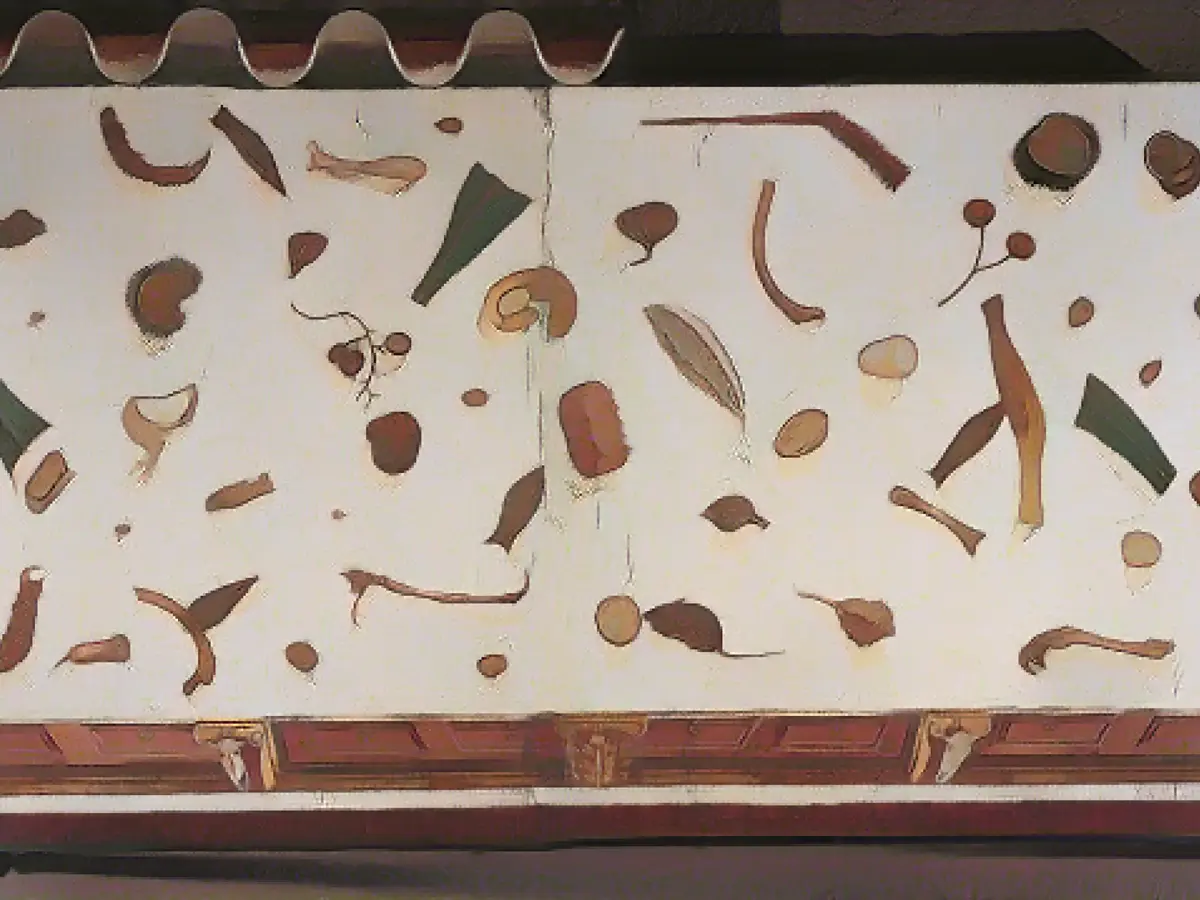 M.S. 2. yüzyıla ait bu mozaik, bir ziyafetin ardından, kutlama sırasında ortaya çıkan gerçek karmaşayı gizlemek için süpürülmemiş bir zemini tasvir etmektedir.