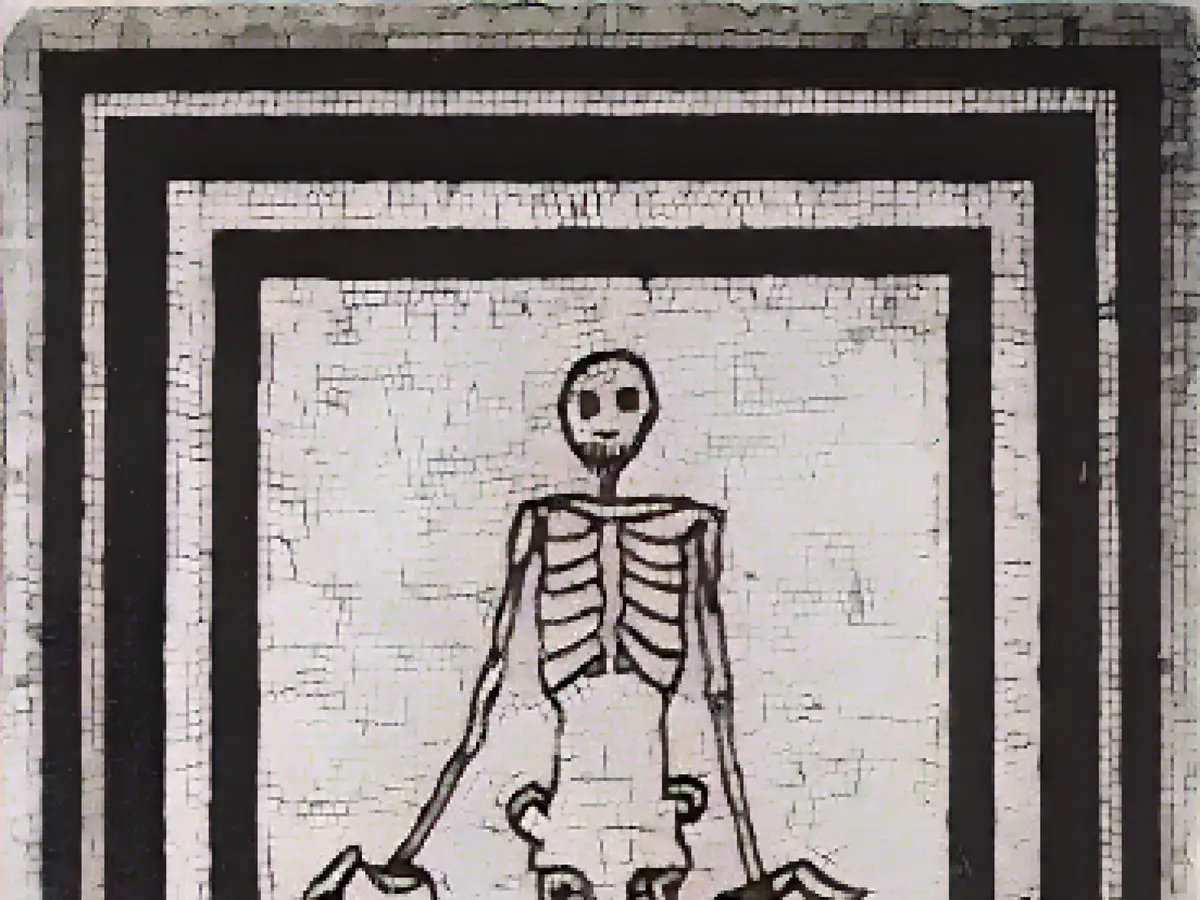 Un mozaic cu un schelet din Casa Vestalelor din Pompei care ține în mână ulcioare cu vin