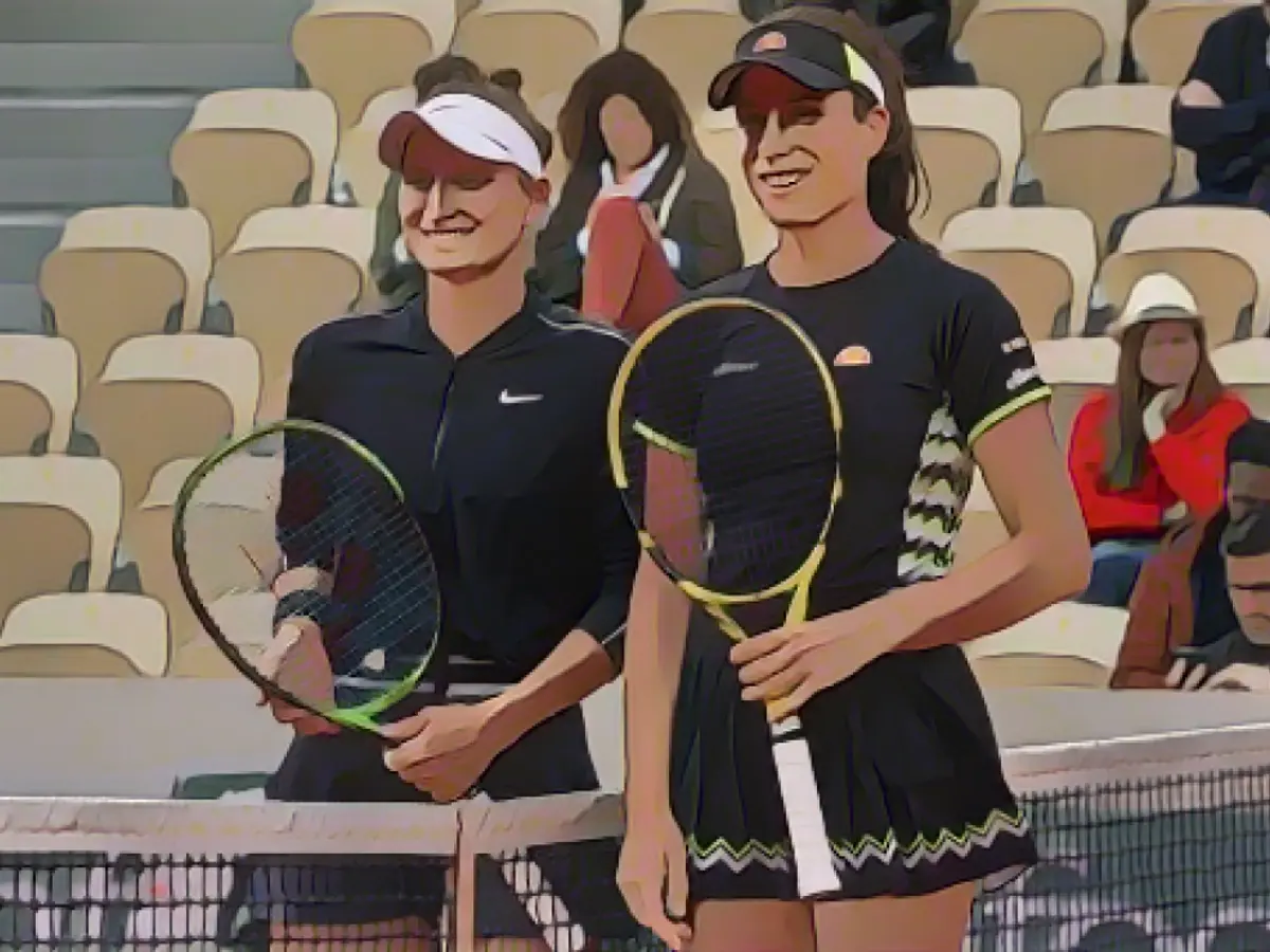 Маркета Вондроусова и Йоханна Конта перед началом полуфинала.
