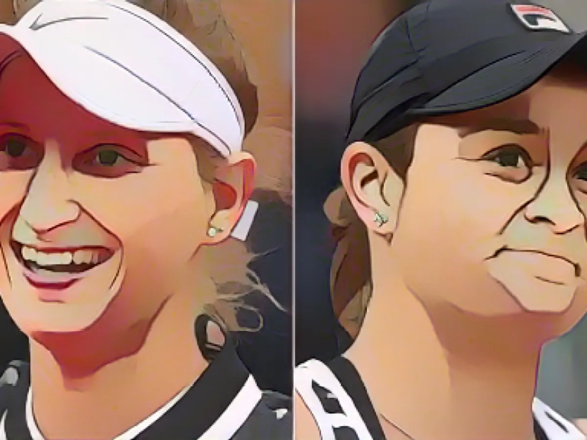 Marketa Vondrousova (stânga) o va înfrunta pe Ashleigh Barty în finala de la Roland Garros.