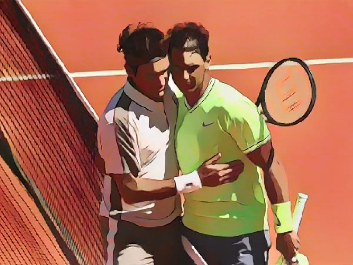 Rafael Nadal (à direita) troca um abraço com Roger Federer após o jogo das meias-finais do Open de França. Quem ganhou? Nadal, que ganhou por 6 a 0 contra o suíço em Roland Garros.