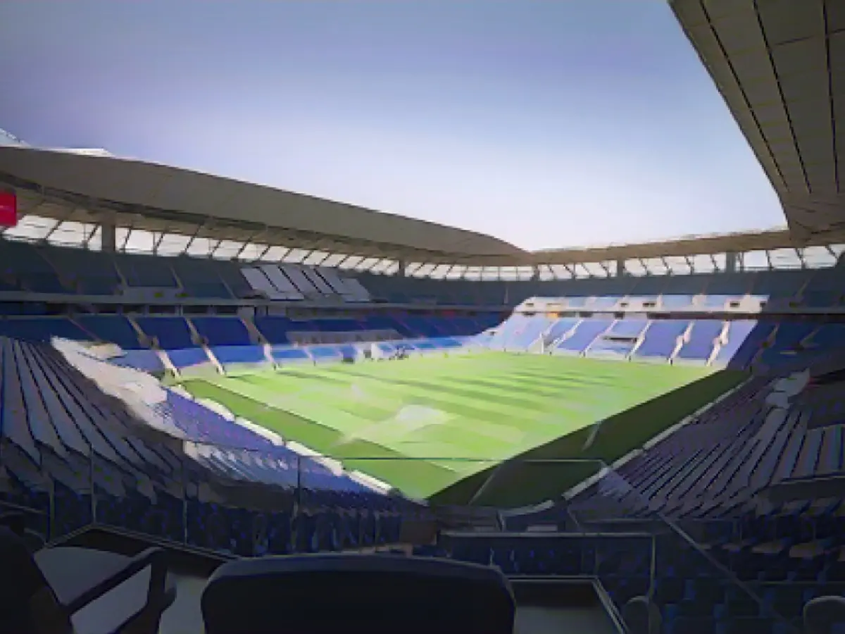 Blick auf das 974-Stadion in Doha, das aus 974 farbenfroh angeordneten Schiffscontainern errichtet wurde.