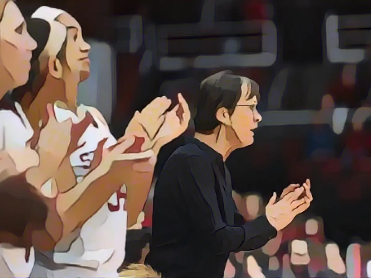 Burada 20 Ocak 2019'da görülen Tara Vanderveer, kolej basketbolunun koçluk efsanelerinden biridir.