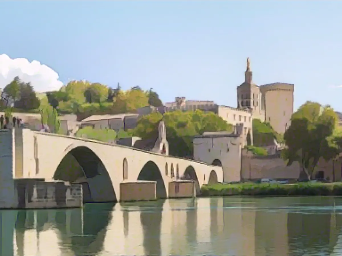 Avignon a servit pentru o scurtă perioadă de timp drept bază a Bisericii Romano-Catolice în Evul Mediu, iar dovezile au rămas până în zilele noastre.