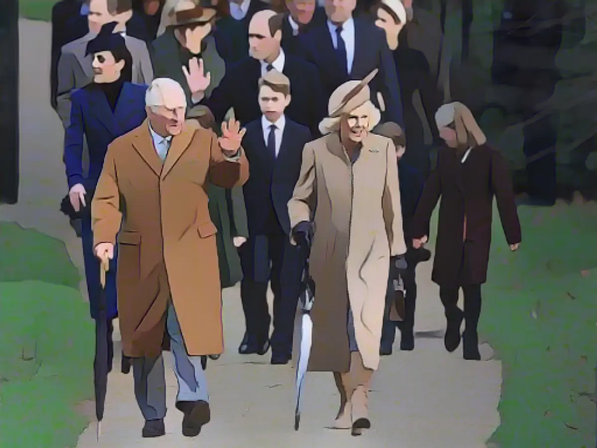 La famiglia reale saluta la folla mentre si reca alla funzione mattutina di Natale nel parco di Sandringham, una vasta tenuta di 20.000 acri a circa 100 miglia a nord di Londra, lunedì.