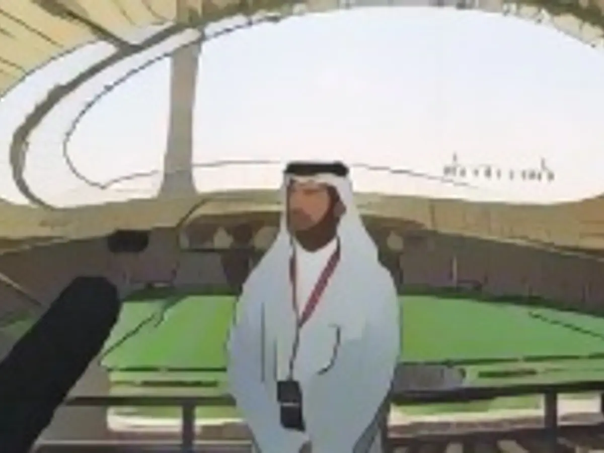 Нассер Аль-Хатер, исполнительный директор организации Чемпионата мира по футболу FIFA 2022 в Катаре, общается с журналистами во время экскурсии по Международному стадиону Халифа в Дохе 18 мая 2017 года после его реконструкции в преддверии Чемпионата мира по футболу 2022 в Катаре.