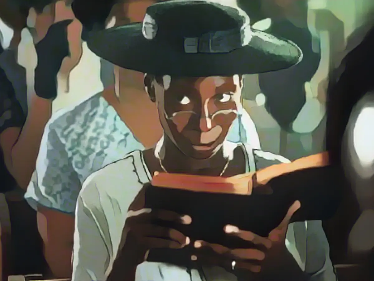 Вупи Голдберг читает Библию в сцене из фильма 