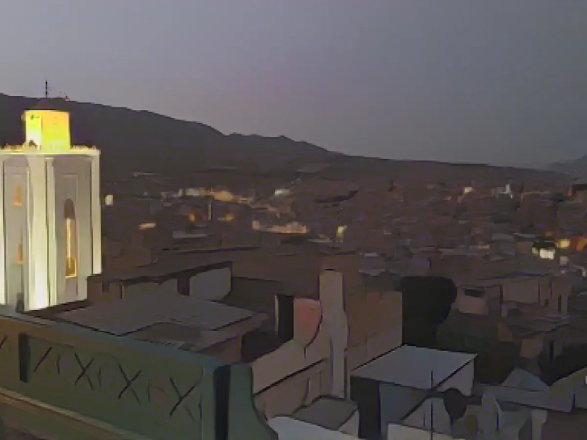 Фотография Феса на закате, сделанная с крыши риада в марокканском городе.