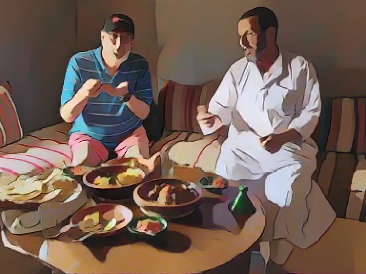 Автор и его хозяин пробуют результаты своего урока берберской кухни.