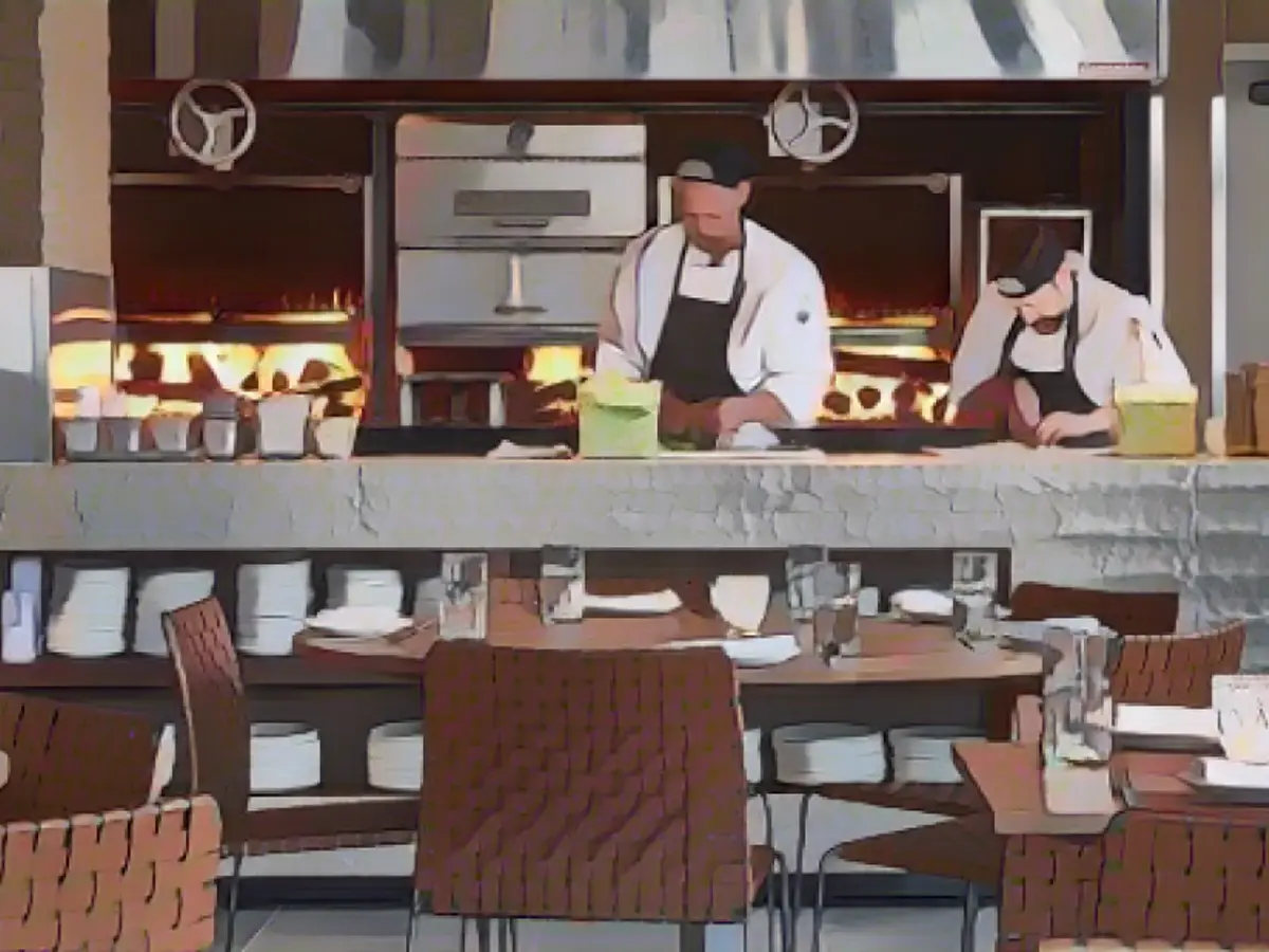 В новом ресторане Рика Бейлесса подают блюда в стиле баха, приготовленные на огромном дровяном гриле.