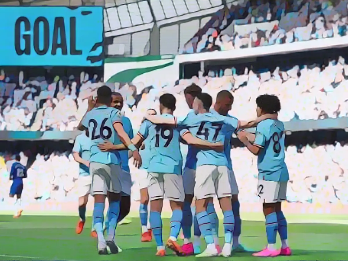 Julian Alvarez, do Manchester City, ao centro, festeja depois de marcar o golo da vitória da sua equipa contra o Chelsea.