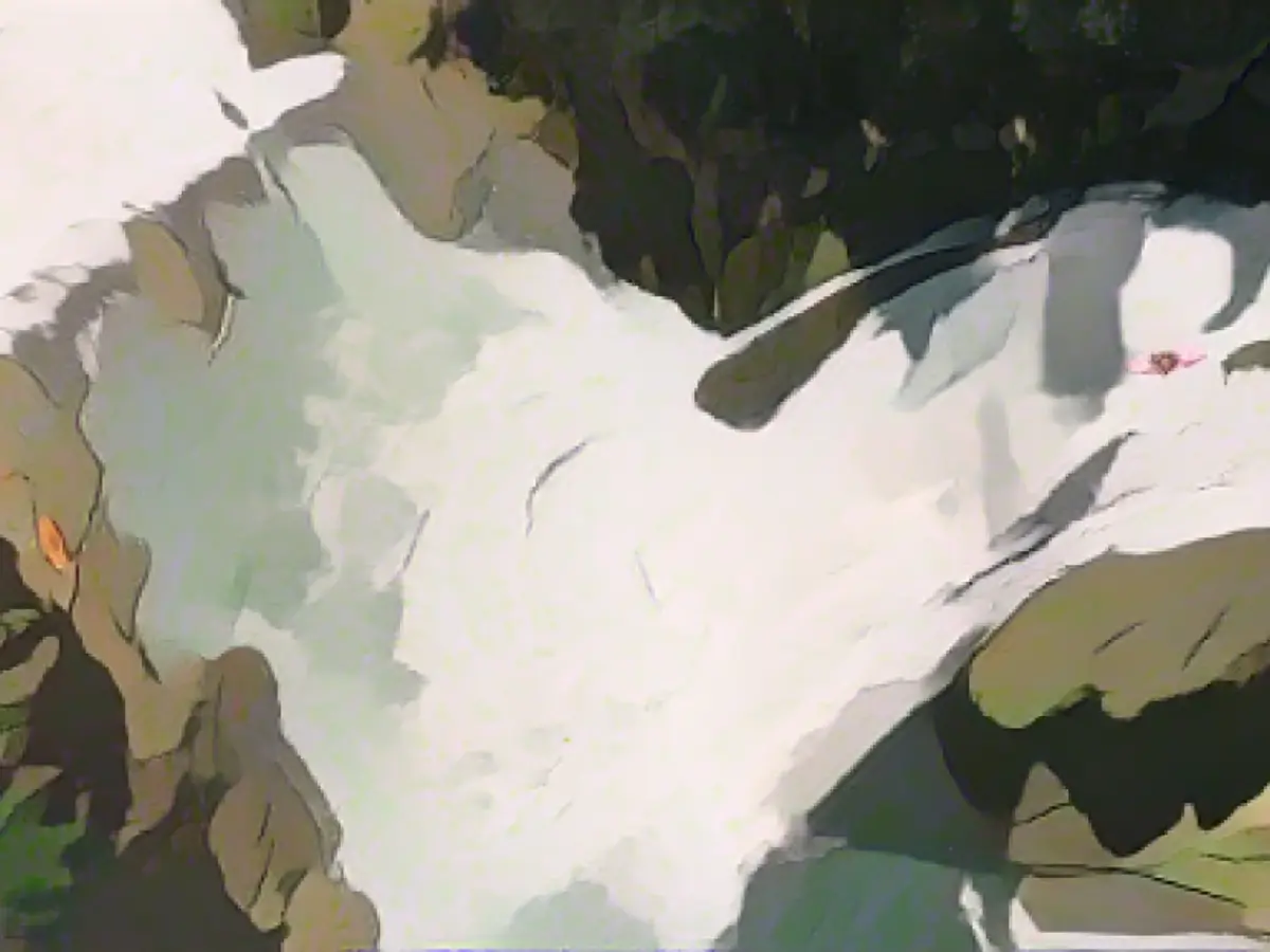 Джексон плывет на каяке по водопаду Крылья ангела в ущелье Санто-Доминго.