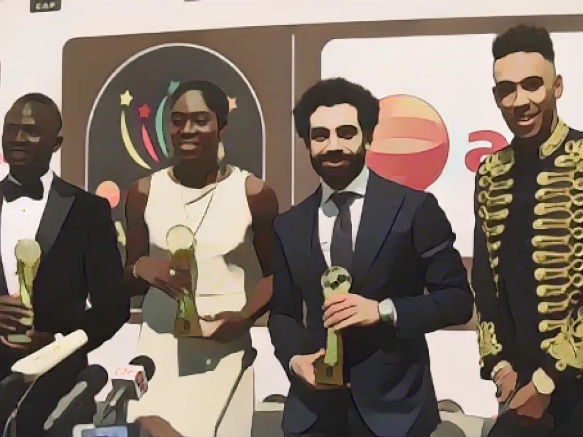 Regalitatea fotbalistică: Nigeriana a primit al treilea său premiu pentru Fotbalistul African al Anului la Premiile CAF 2017, iar Mohamed Salah (R), de la Liverpool și Egipt, a primit premiul pentru bărbați.