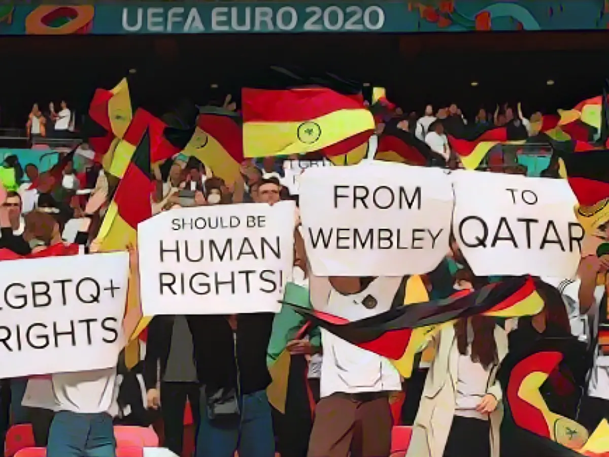 Deutsche Fans halten während des Achtelfinalspiels der UEFA Euro 2020 im Londoner Wembley-Stadion Schilder mit Bezug auf LGBTQ+-Rechte hoch