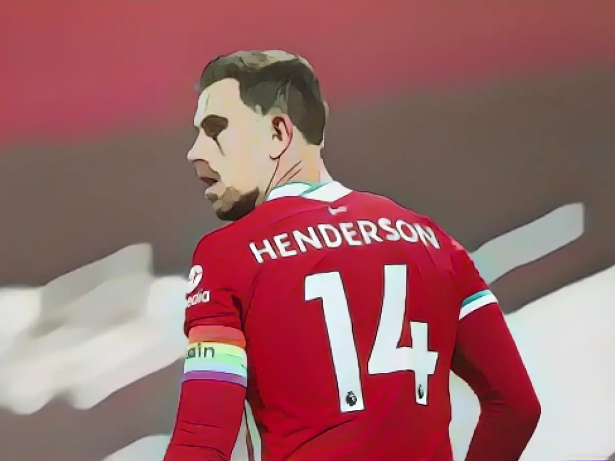 Liverpools Jordan Henderson trägt während eines Spiels eine regenbogenfarbene Kapitänsbinde zur Unterstützung der Rainbow Laces Kampagne