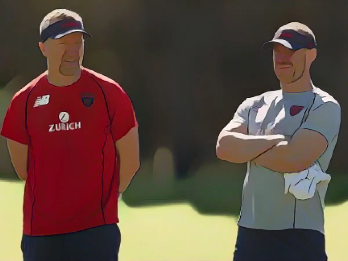 Darren Burgess, (stânga), în prezent la Melbourne Football Club, a fost anterior antrenor de înaltă performanță la Arsenal și Liverpool.