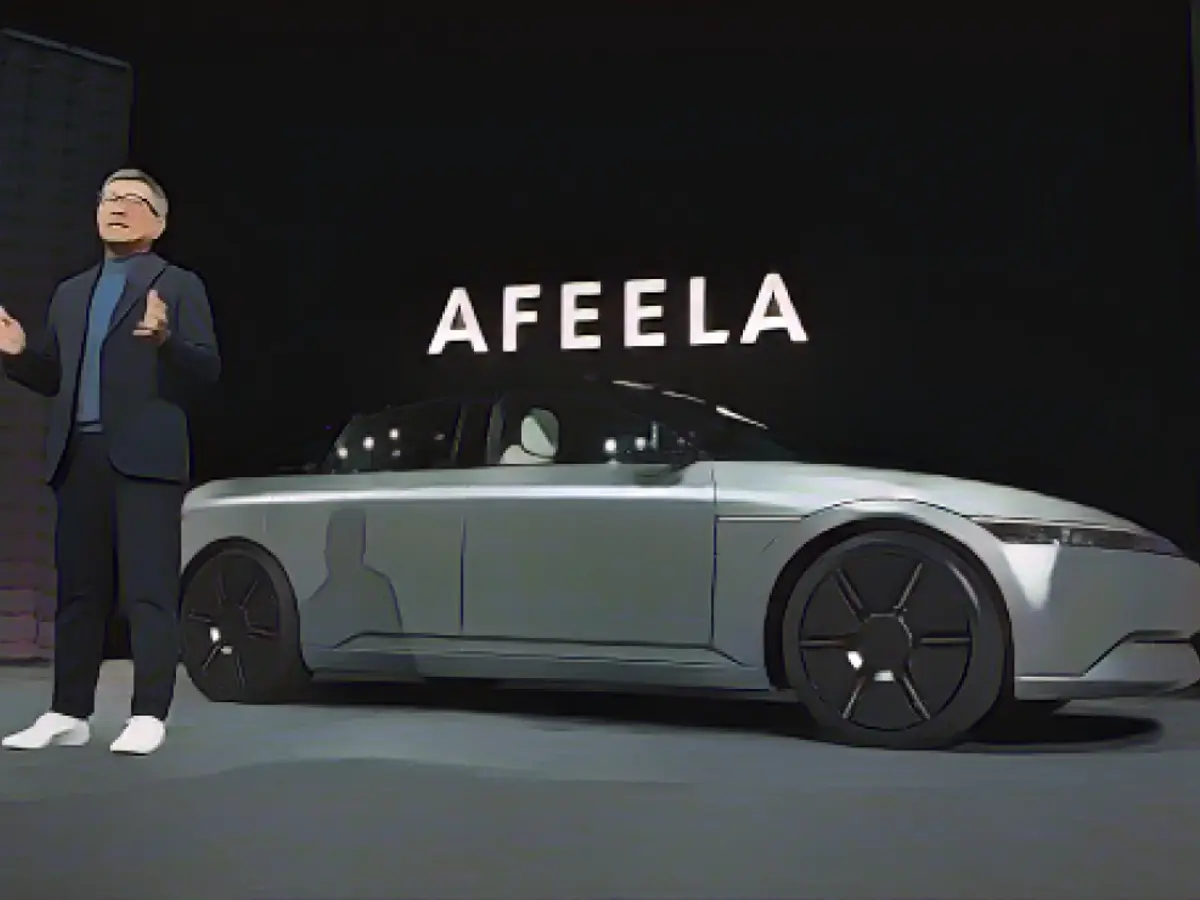 Представитель, председатель совета директоров и генеральный директор Sony Honda Mobility Ясухиде Мизуно перед концептуальным автомобилем Afeela во время пресс-мероприятия на выставке CES 2023 в конференц-центре Mandalay Bay 04 января 2023 года в Лас-Вегасе, штат Невада.
