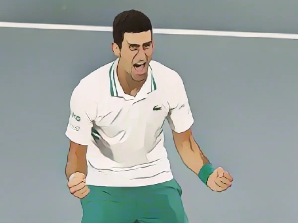 Джокович празднует победу на прошлогоднем Открытом чемпионате Австралии.