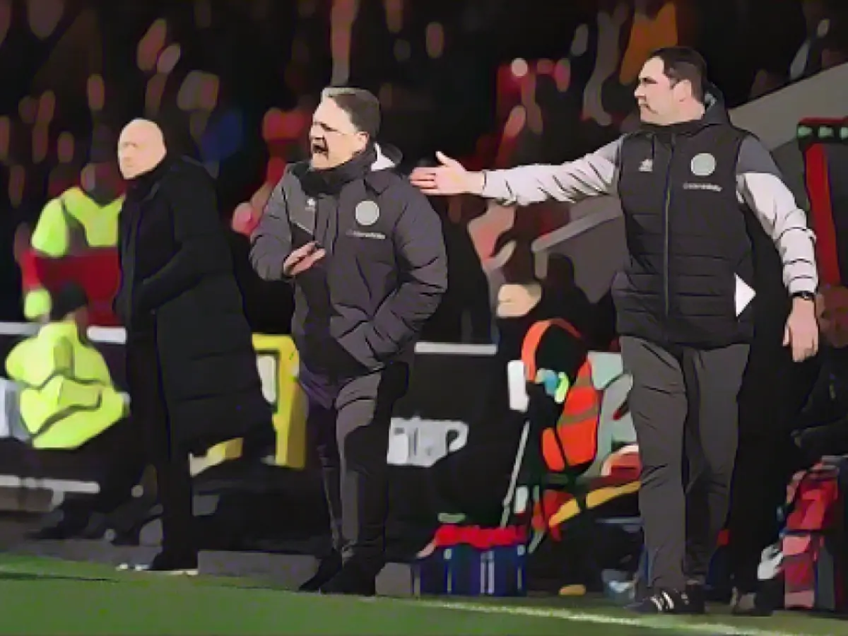 Yems na linha lateral durante um jogo da Sky Bet League Two no County Ground, em Swindon.