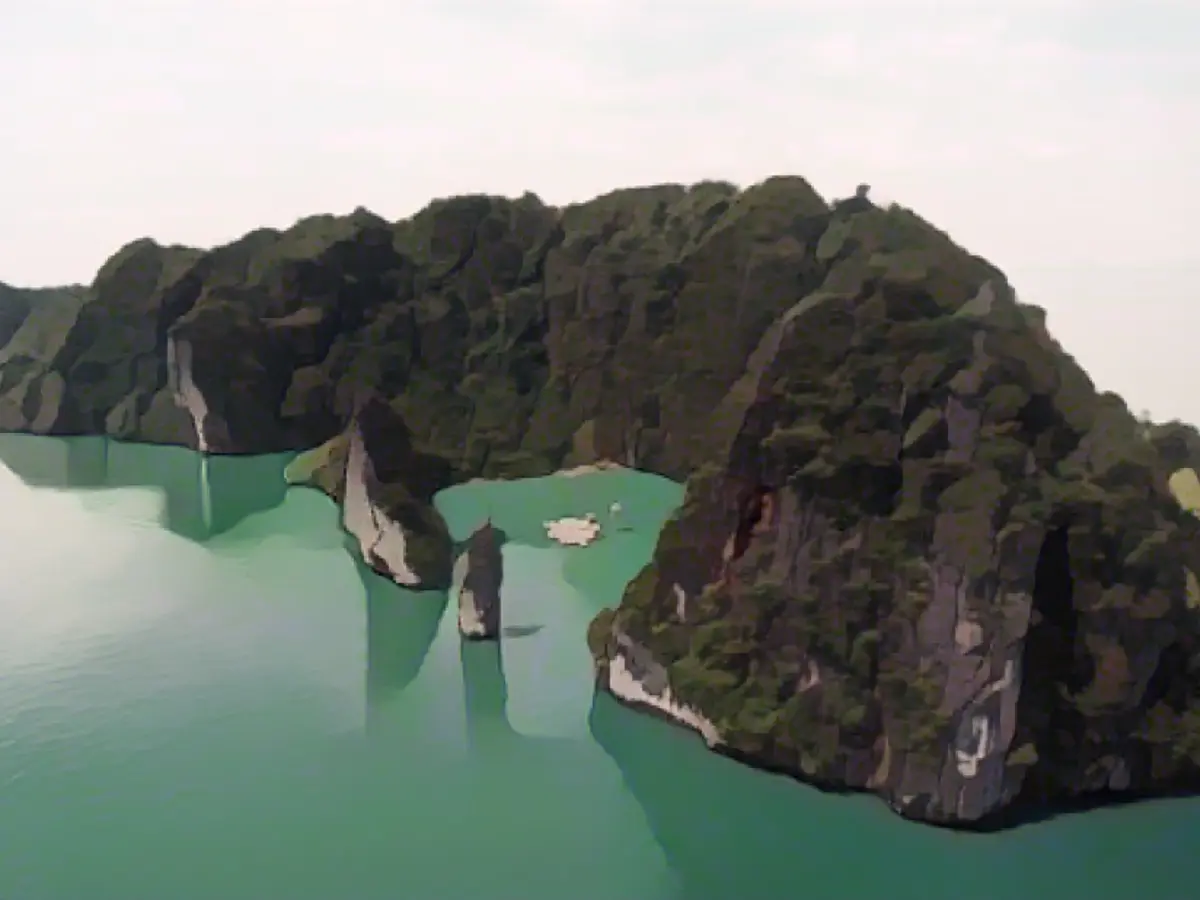 Scheeren no solo transforma horizontes. Este cine flotante Archipiélago fue diseñado para el Festival Film on the Rocks de Tailandia en 2012.