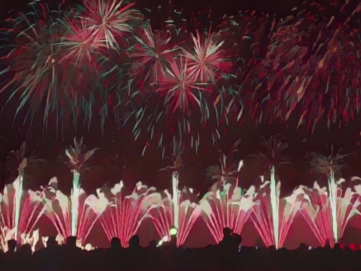 Uno spettacolo pirotecnico nell'ambito delle celebrazioni del Capodanno lunare cinese a Dailan, in Cina, nel 2011. I fuochi d'artificio sono realizzati con un materiale esplosivo chiamato stelle.