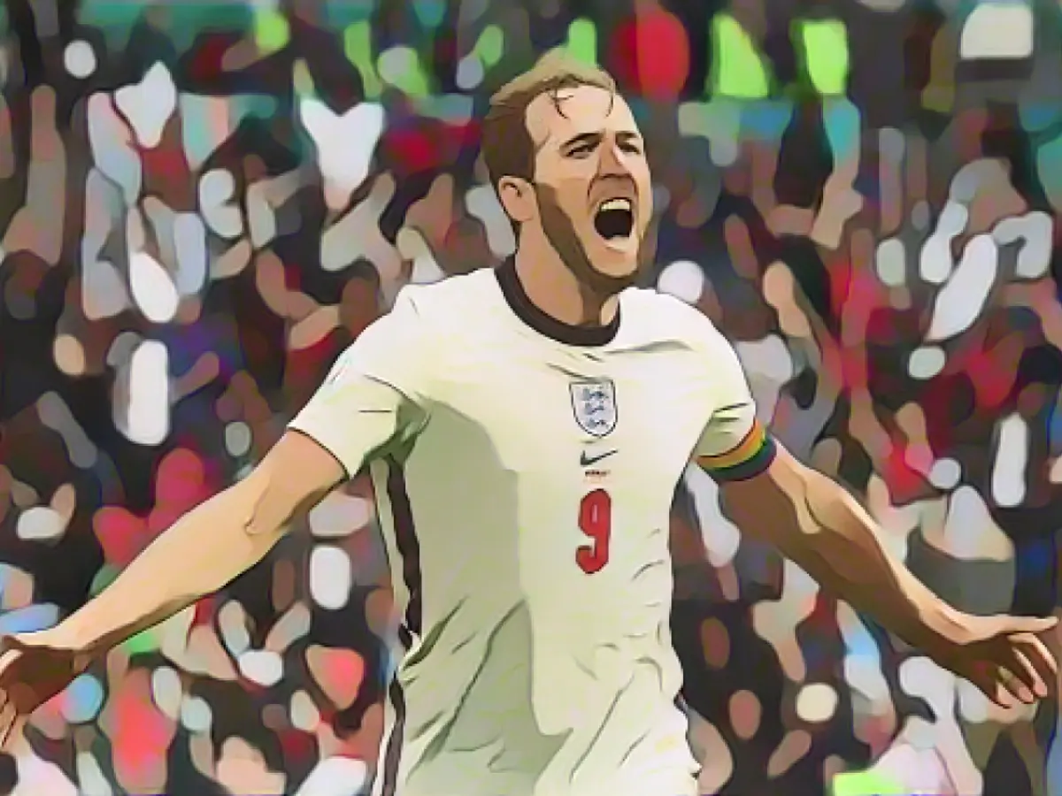 Капитан сборной Англии Гарри Кейн празднует, забив второй гол в ворота своей команды.