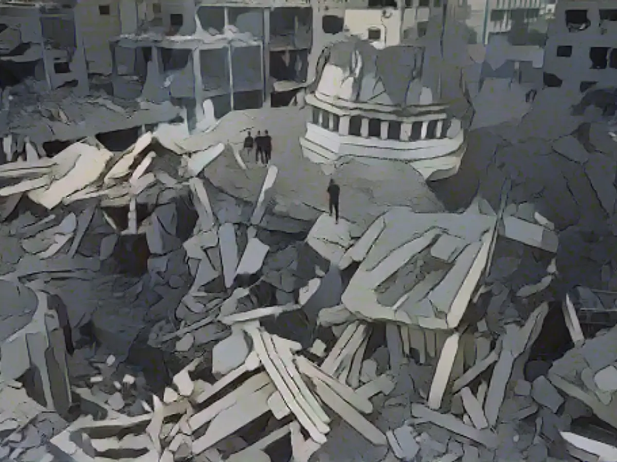 Палестинцы осматривают обломки мечети Ясина, разрушенной в результате израильского авиаудара.