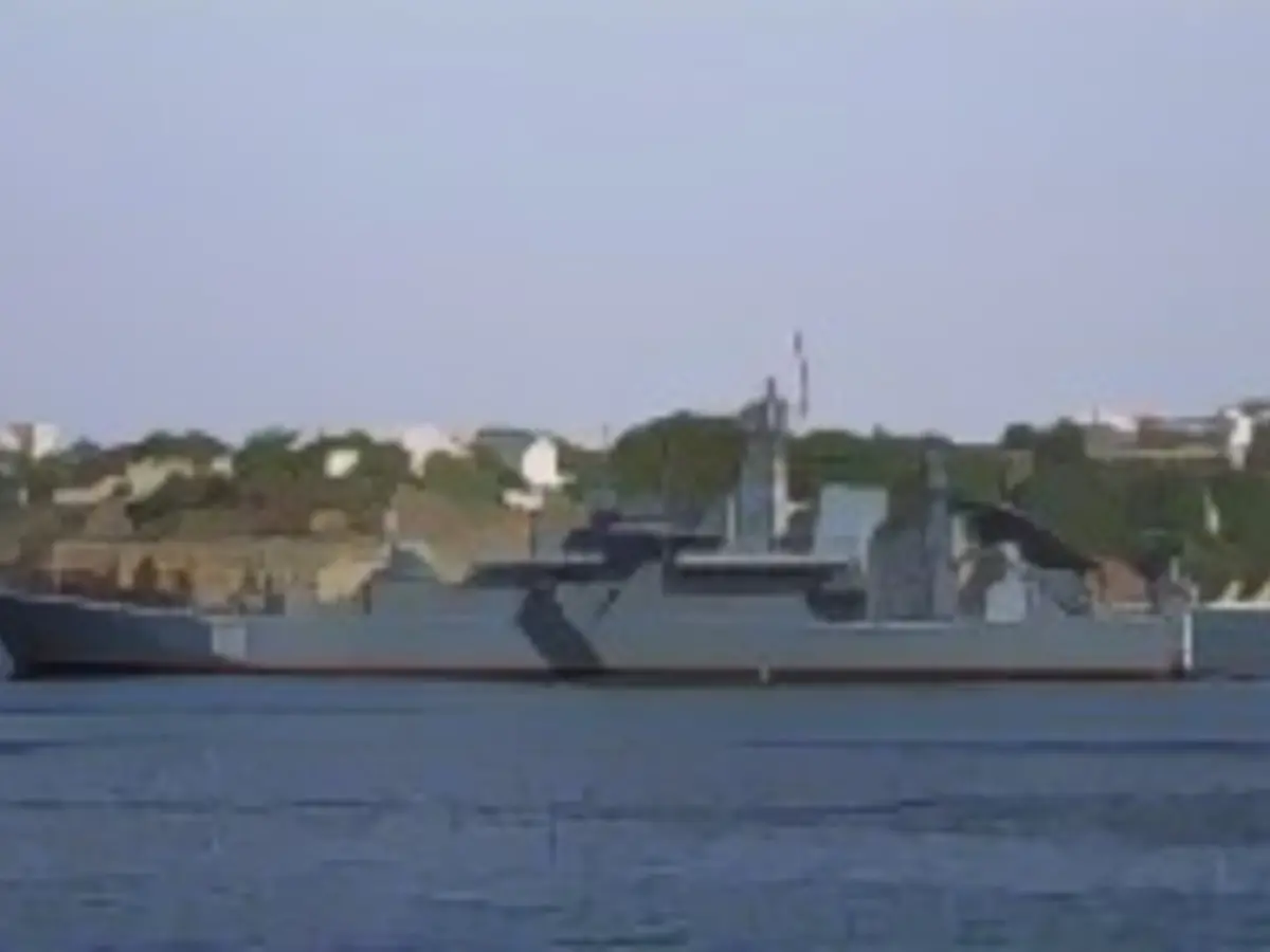 O navio de guerra russo Novocherkassk da frota russa do mar Negro está localizado em frente à cidade portuária de Sebastopol, na Rússia, em 27 de julho de 2019.