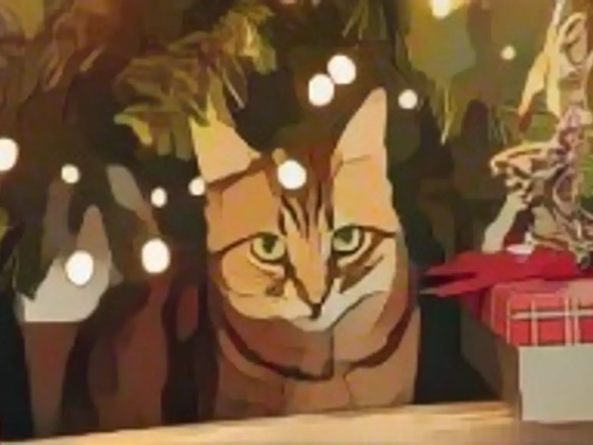 evde oturan komik kedi Yeni yıl daccor ile güzel Noel arka plan, süslemeli Noel ağacı. Noel ile Noel kartı.
