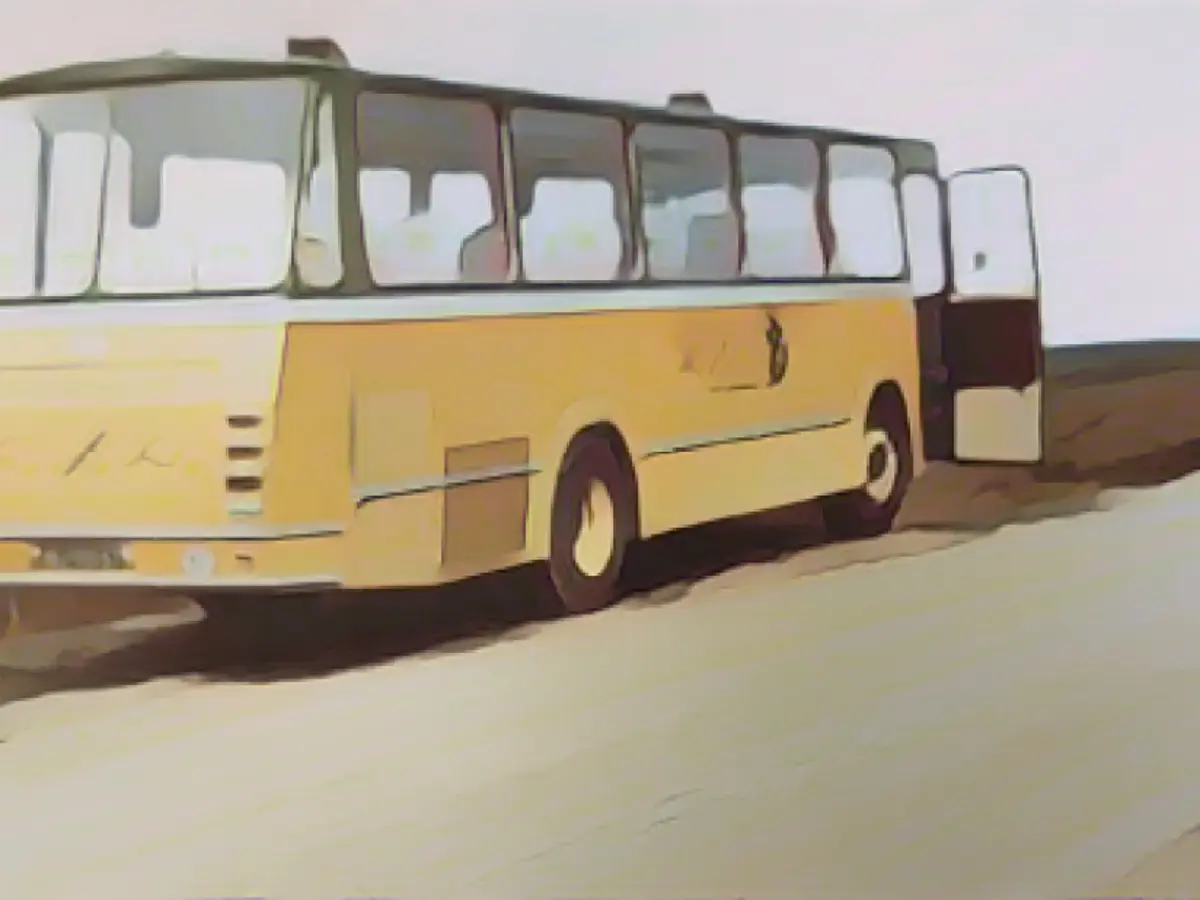 Кэролин ехала на экскурсию по работе. В течение трех недель Крис, Кэролин и ее коллеги путешествовали по Скандинавии в ярко-желтом автобусе. Вот автобус, сфотографированный в Норвегии.