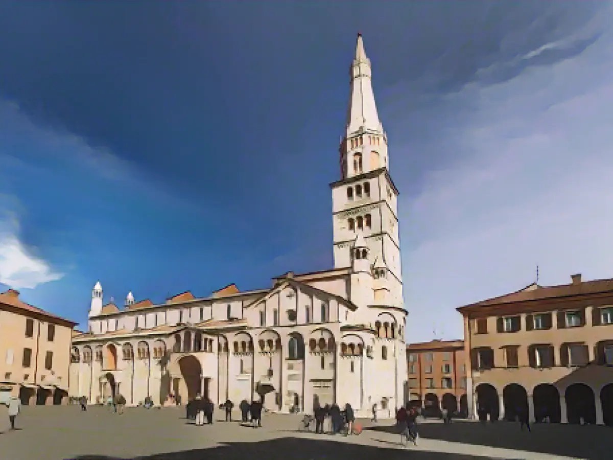 На площади Пьяцца Гранде находится Кафедральный собор Модены, внесенный в список Всемирного наследия ЮНЕСКО, построенный в 11 веке в романском стиле.