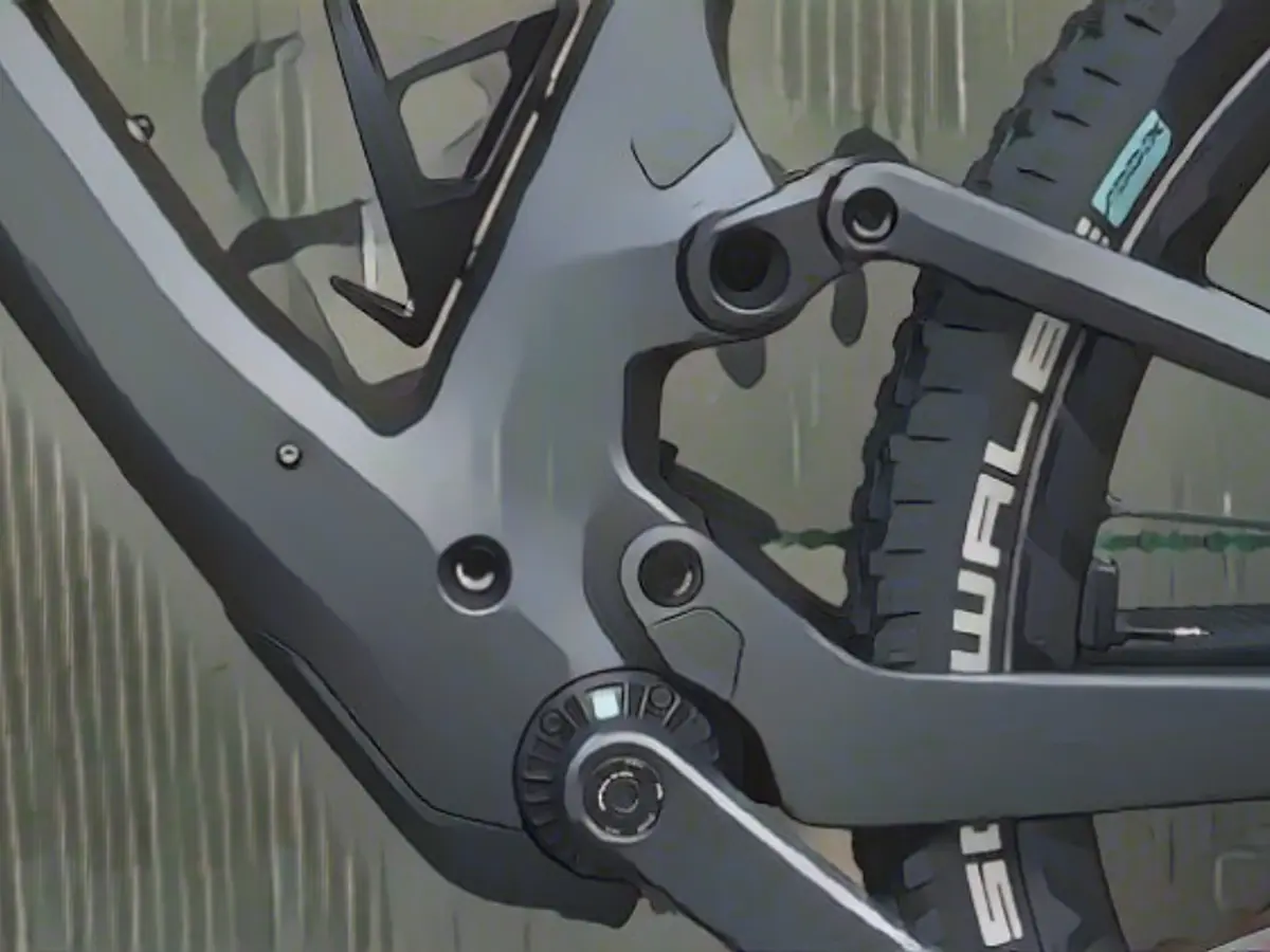 Where are the motor and shock? Both cleverly integrated into the frame. The power unit is small around the bottom bracket, the absorber in the seat tube.