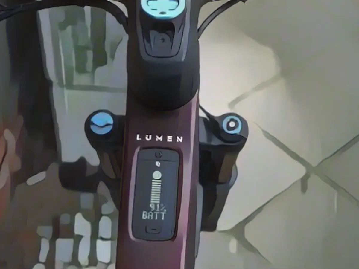 The display in the frame tube is part of the e-bike system from the manufacturer TQ, which also supplies the motor and batteries. It is two inches in size and shows, among other things, the charge level or the predicted range. It can be read at any time, but unlike stem-mounted bike computers, it is hardly in the field of vision.