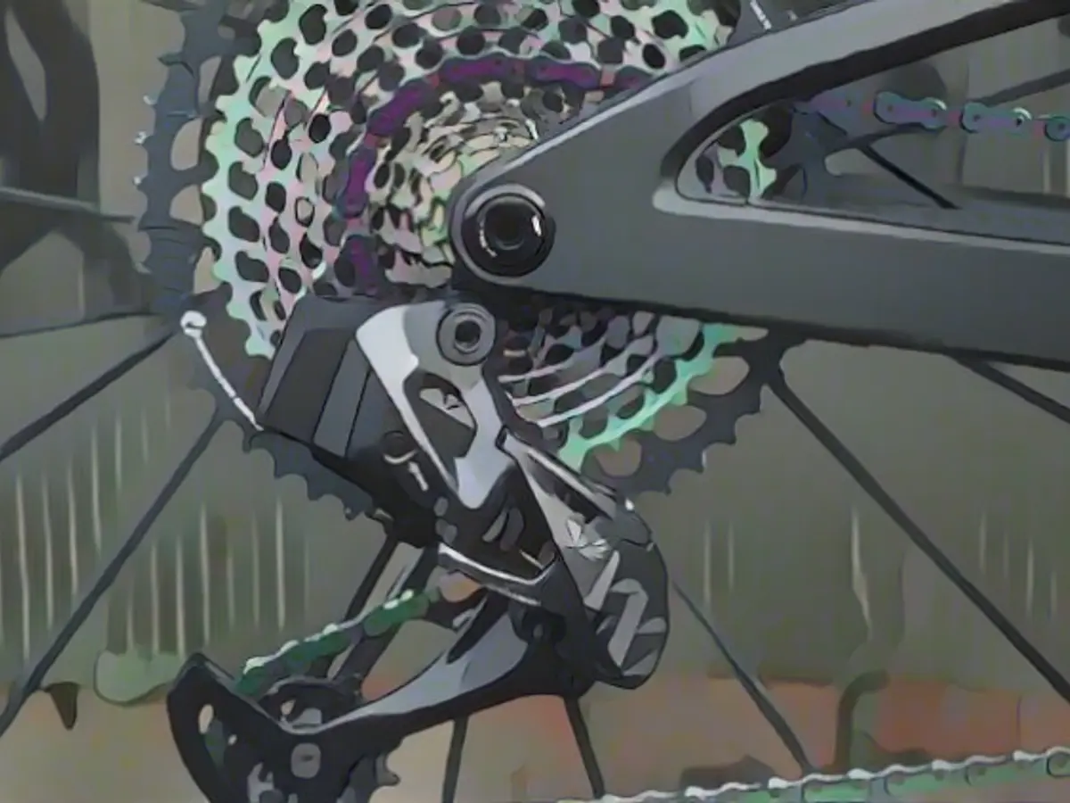 The Sram electric derailleur responds wirelessly to impulses from the lever on the right handlebar grip.