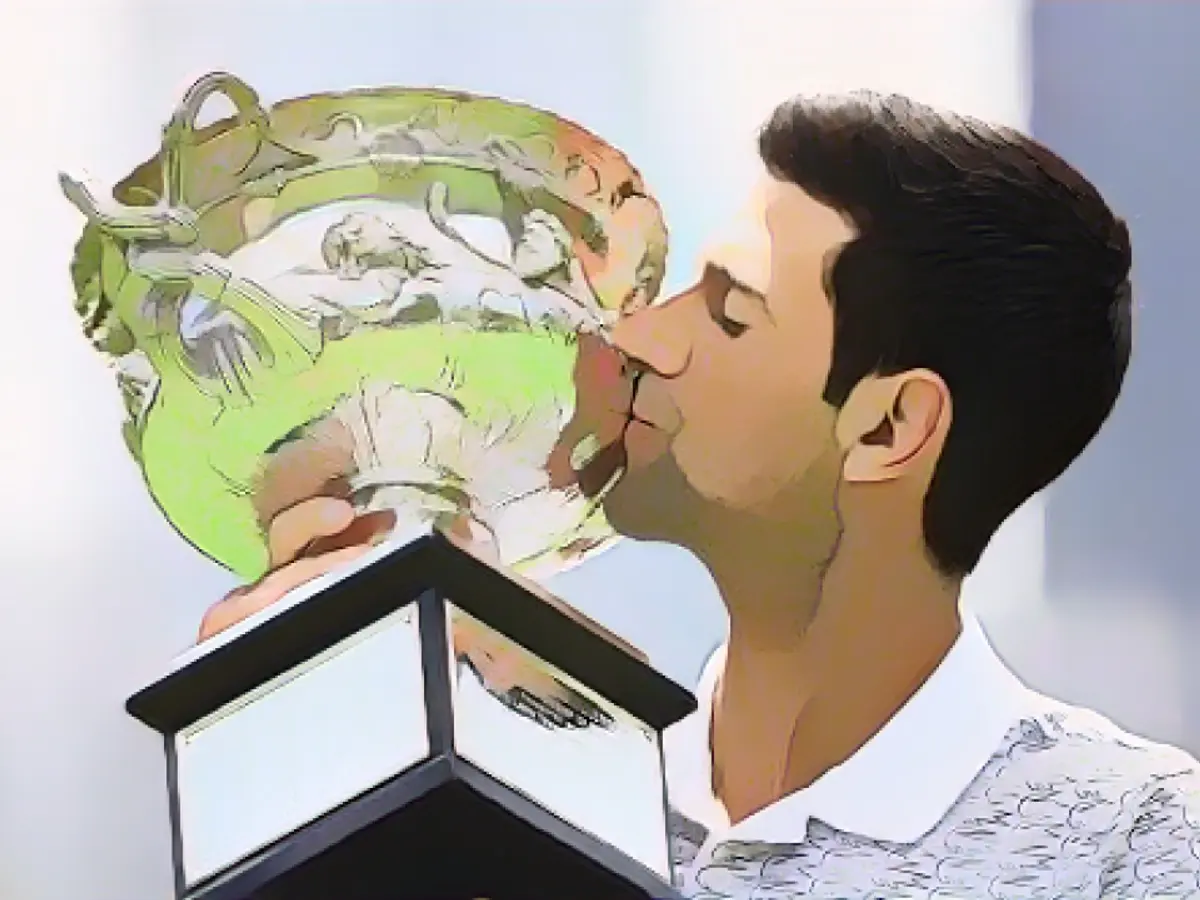 Djokovic posa con il trofeo dopo la vittoria agli Australian Open 2020.