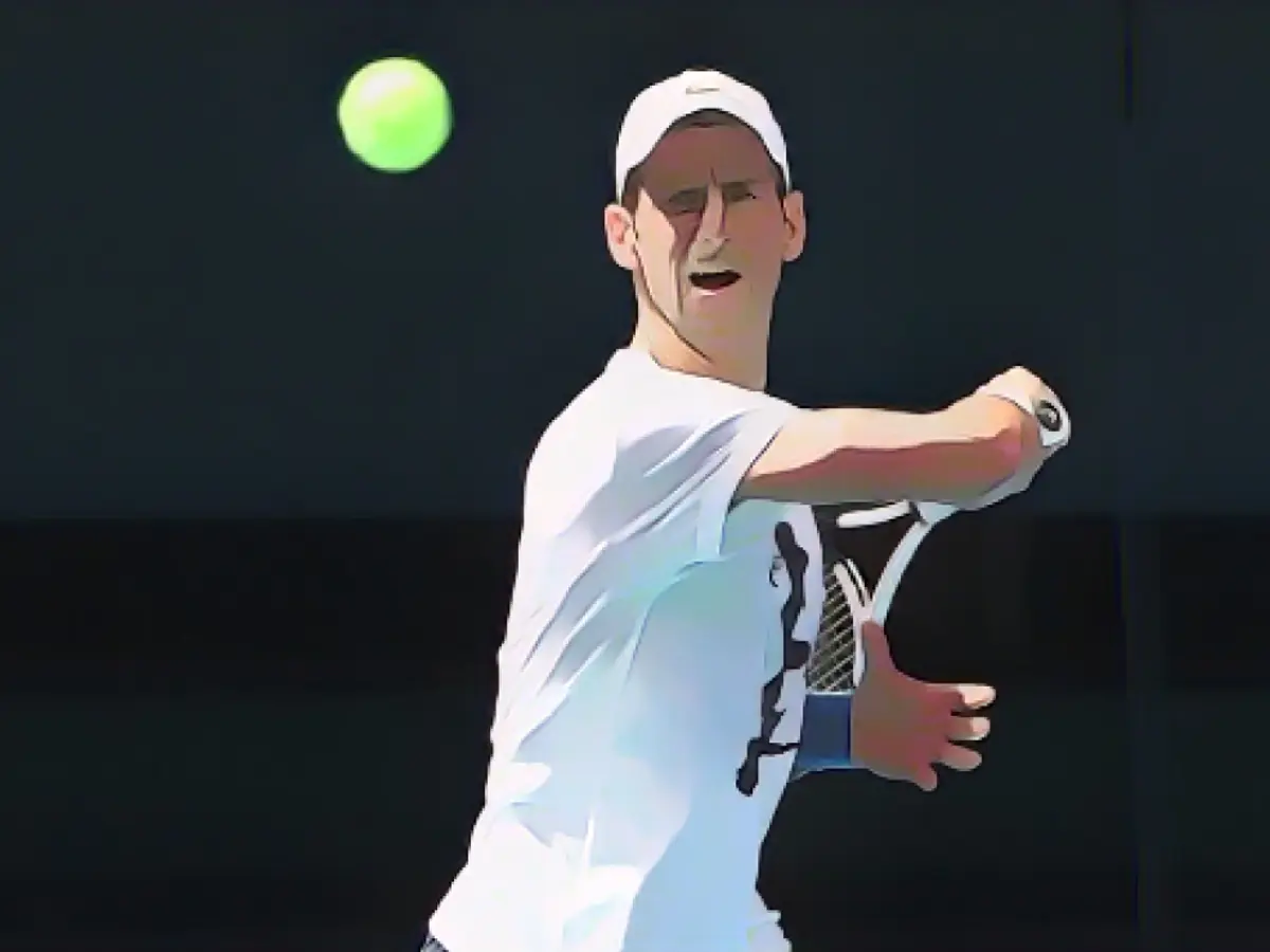 Novak Djokovic si allena nella Rod Laver Arena in vista degli Australian Open 2022 a Melbourne Park l'11 gennaio 2022.