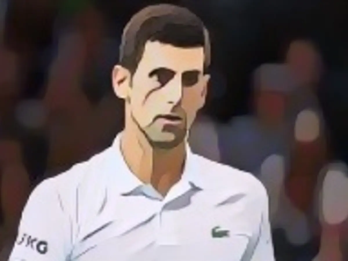 PARIS, FRANÇA - 07 DE NOVEMBRO: Novak Djokovic, da Sérvia, observa durante o seu jogo de singulares contra Daniil Medvedev, da Rússia, no sétimo dia do Rolex Paris Masters na AccorHotels Arena, a 07 de novembro de 2021, em Paris, França. (Fotografia de Tnani Badreddine/Quality Sport Images/Getty Images)