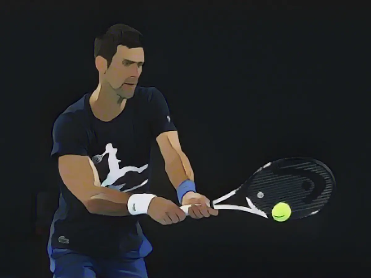 Novak Djokovic 2022 Avustralya Açık öncesinde antrenman seansı sırasında backhand vuruşu yapıyor.